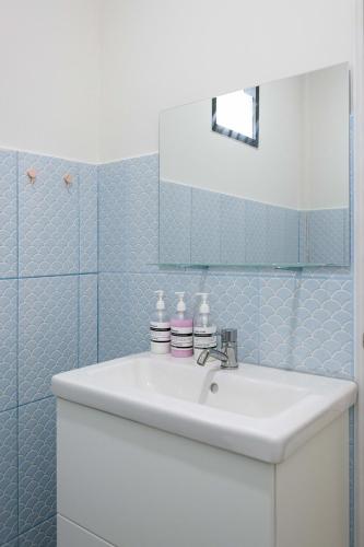 a bathroom with a white sink and a mirror at Cozy Mountain View Studio 50 Meters From the Beach in Ko Kong Nui