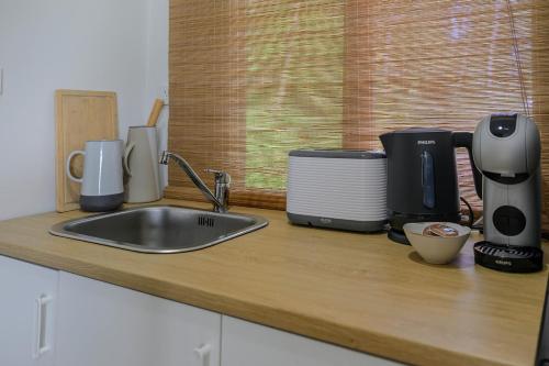 eine Küchentheke mit einer Spüle und einem Toaster in der Unterkunft Cozy Seaview Studio 50 Meters From the Beach in Ko Kong Nui