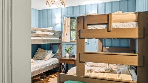 a room with bunk beds and a bed at The Horseshoe Hideaway Lake Harmony Cabin w Hot Tub Game Porch in Lake Harmony