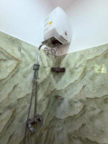 une caméra de sécurité sur un mur en pierre dans l'établissement Villa Sandakelum Luxury, à Weligama