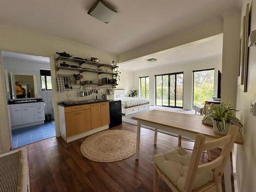 eine Küche mit Tisch und Esszimmer in der Unterkunft Tatra Studio Bright - Relax & Explore in Bright