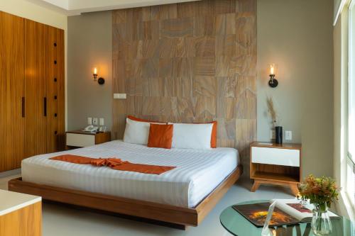 un dormitorio con una cama grande y una mesa en Artisan Playa Esmeralda Family Beach Hotel, en Chachalacas