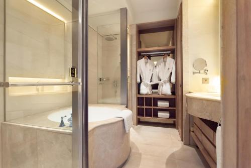 Koupelna v ubytování HUAN Serviced Residence