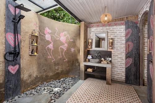 Un baño con ducha con lavabo y espejo. en Sacred Jewel by GenuineHost, en Payangan