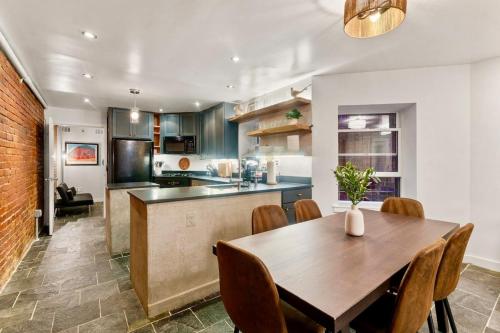 Luxe Logan Circle Escape - Near Downtown DC & Shaw في واشنطن: مطبخ وغرفة طعام مع طاولة وكراسي خشبية