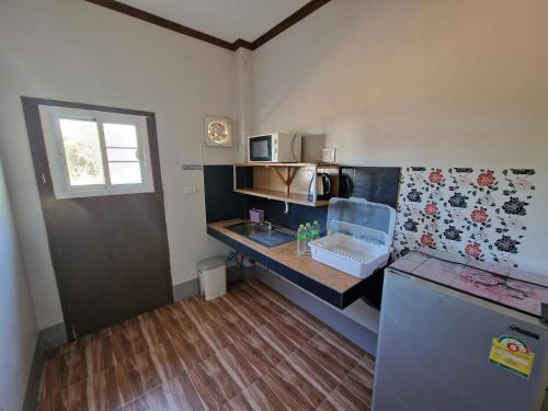 una piccola cucina con bancone e frigorifero di Rim Khao Resort a Ko Lanta