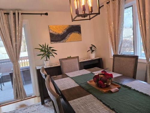 诺伍德The Upper Level Oasis- FIFA World Cup 2026 Stay的一间带桌椅的餐厅和一间餐厅