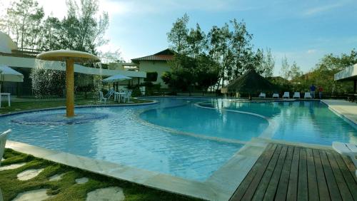 una gran piscina con una fuente en el medio en FLAT MONTE CASTELO CONDOMÍNIO GRAVATÁ NA FRENTE DA ÁREA DE LAZER - Pe, en Sairé