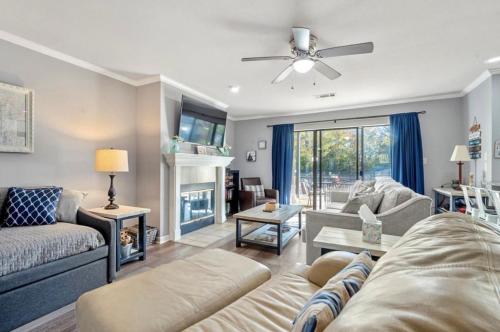 a living room with a couch and a fireplace at The Cove at Lake Hamilton in Hot Springs