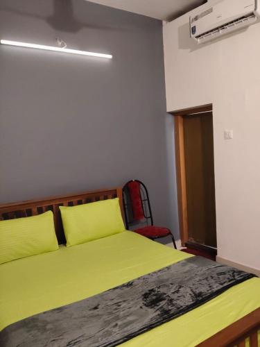 Кровать или кровати в номере Sunny's Holiday Homes