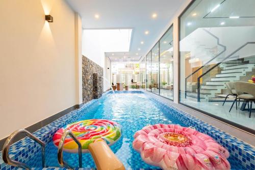 a swimming pool in a house with an inflatablelatable pool at Dâu Tây Villa in Da Nang