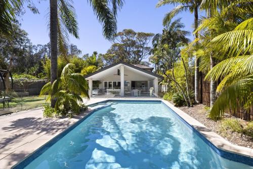 La alberca dentro o cerca de Spacious 4-Bed Home Near Avalon Beach