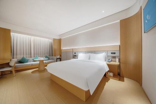 Ένα ή περισσότερα κρεβάτια σε δωμάτιο στο JI Hotel Nanjing Xuanwu Lake West Road