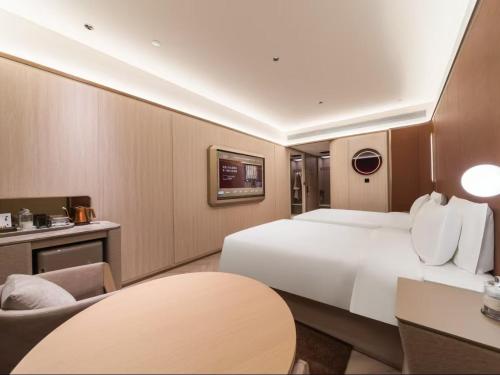 Postel nebo postele na pokoji v ubytování Orange Crystal Hotel Shanghai Hongqiao Airport International Exhibition Center