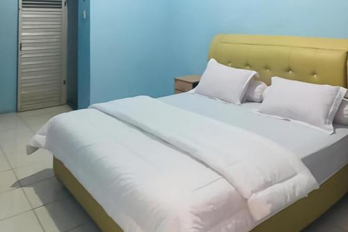 Postel nebo postele na pokoji v ubytování Home Stay Kembar Syariah RedPartner