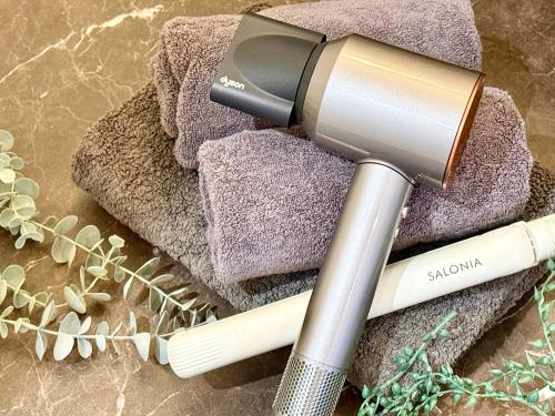 a hair dryer sitting on top of a towel at Villa MAEUMー熱海絶景の棟貸しヴィラ BBQとペレットストーブ体験 最大13名追加料金なし in Atami