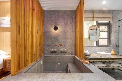 Koupelna v ubytování Huazhu Luxury Wuzhen Mushe Shiguang Hot Spring B&B