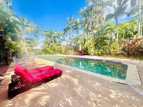 Бассейн в The Villas Palm Cove-PRIVATE POOL in each villa или поблизости