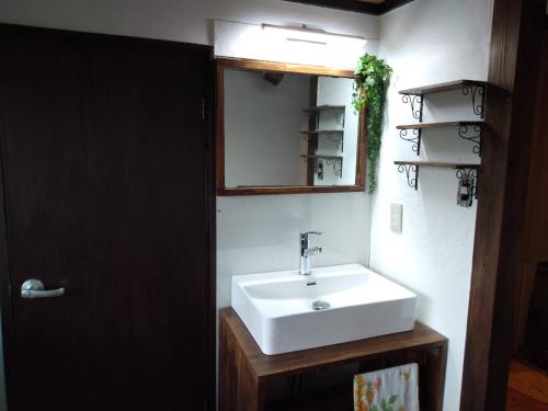 Et badeværelse på みぃちゃの家 Casa di Micia おもや