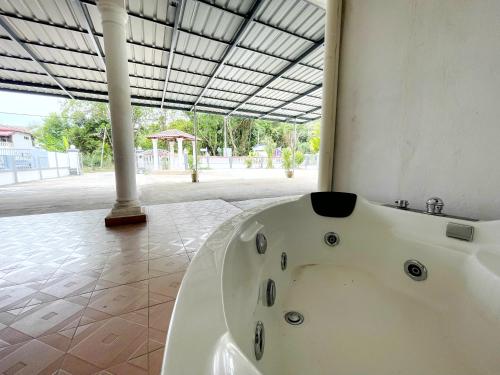 #SS SuperCorner 4Bedroom HomeStay 20PAX EventUse By S&T Homez في سِريمبان: حوض استحمام أبيض اللون يقع في غرفة ذات إطلالة