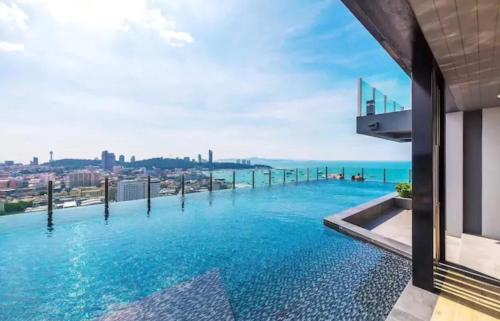 Afbeelding uit fotogalerij van Base Central Pattaya Quiet King-Bed with Infinity Pool & Free Netflix! in Pattaya