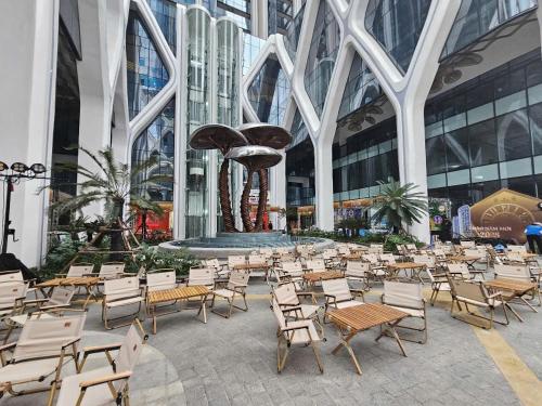 Căn hộ homestay Doji Diamond Crown في هاي فونج: مركز تجاري به كراسي ونافورة داخل مبنى