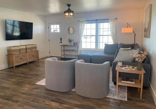 Et tv og/eller underholdning på Hearth & Heartland Farmhouse on 3 private acres