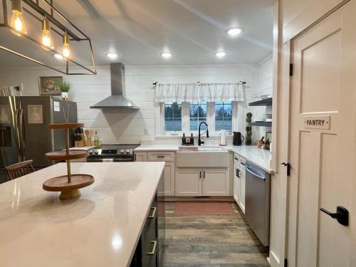 Køkken eller tekøkken på Hearth & Heartland Farmhouse on 3 private acres