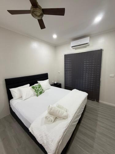 En eller flere senge i et værelse på Bang For Your Buck