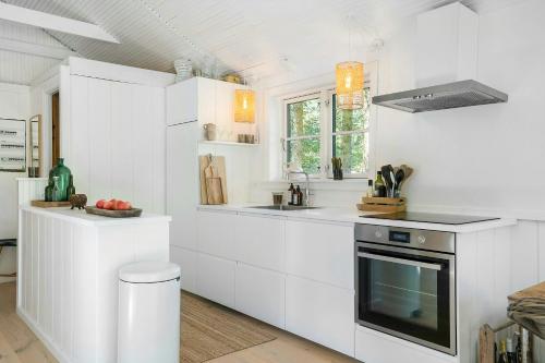 Køkken eller tekøkken på Bright Summer House By Balka Beach On Bornholm