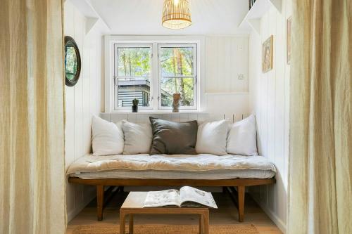 En eller flere senge i et værelse på Bright Summer House By Balka Beach On Bornholm