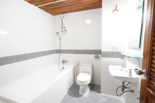 een badkamer met toilet en wastafel bij Sathorn View in Bangkok