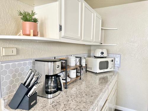 Kuchyň nebo kuchyňský kout v ubytování Near Downtown- Kitchen-washerdryer-parking