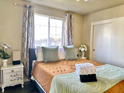 Postel nebo postele na pokoji v ubytování Near Downtown- Kitchen-washerdryer-parking