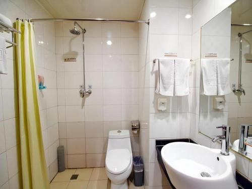 Super 8 Hotel Xian Nanshaomen في شيان: حمام مع حوض ومرحاض ودش