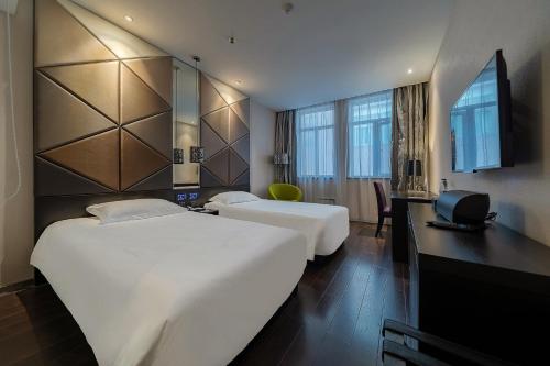 Giường trong phòng chung tại Orange Hotel Shanghai Changfeng Park