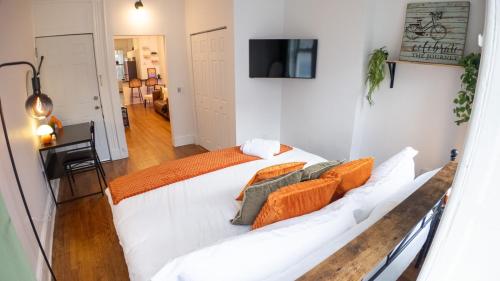 Postel nebo postele na pokoji v ubytování A Luxury Apartment in the Heart of Hoboken