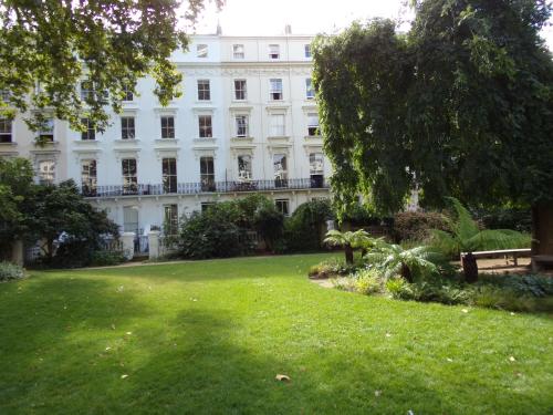 a park in front of a white building at Wedgewood Hotel in London