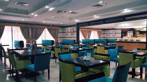 Reštaurácia alebo iné gastronomické zariadenie v ubytovaní Al Manar Hotel Apartments