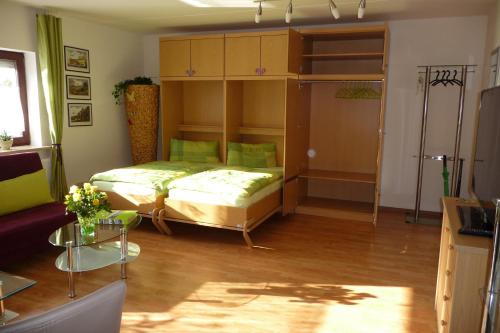 1 dormitorio con 1 cama y literas. en Ferienwohnung Renner, en Burghausen