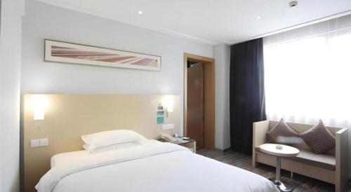 Ένα ή περισσότερα κρεβάτια σε δωμάτιο στο City Comfort Inn Wuhan South Lake Zhongnan University of Economics and Law Fashion City