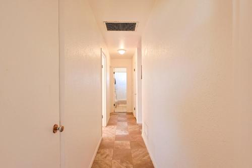un corridoio con pareti bianche, pavimenti piastrellati e un soffitto di Free Chick-fil-A & Starbucks! Fairview Hideaway! a Farmington