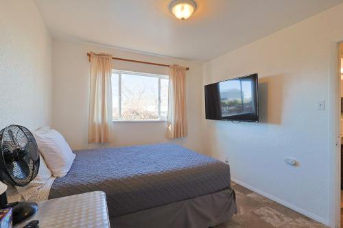 una camera da letto con un letto e una TV a parete di Free Chick-fil-A & Starbucks! Fairview Hideaway! a Farmington