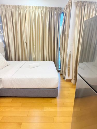 Un pat sau paturi într-o cameră la Colony Suites KL by Sopping Centre