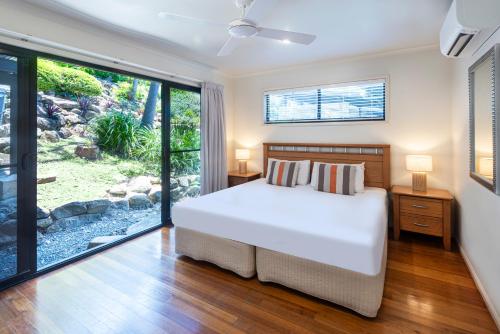 Giường trong phòng chung tại Panorama 5 & Free Buggy Hamilton Island