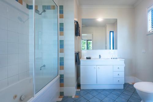 Phòng tắm tại Panorama 5 & Free Buggy Hamilton Island