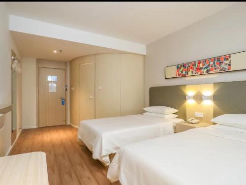 En eller flere senge i et værelse på Hanting Hotel Nanjing Yangtze River Bridge North Subway Station