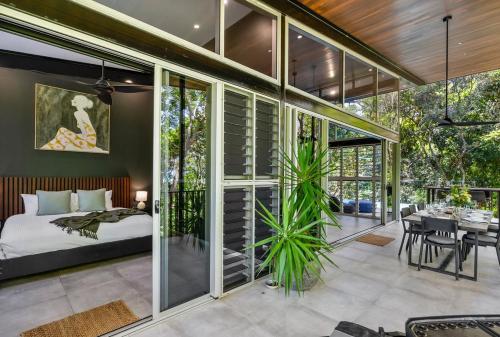 Кровать или кровати в номере Belle Escapes Rainforest Shore