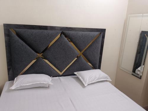 Ένα ή περισσότερα κρεβάτια σε δωμάτιο στο Radhika P guest house near by railway station & near by busstand less than one km