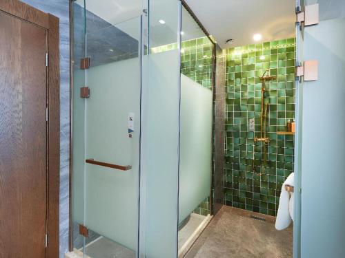 Ένα μπάνιο στο Borrman Hotel Capital Airport Convention & Exhibition Center Auto Market